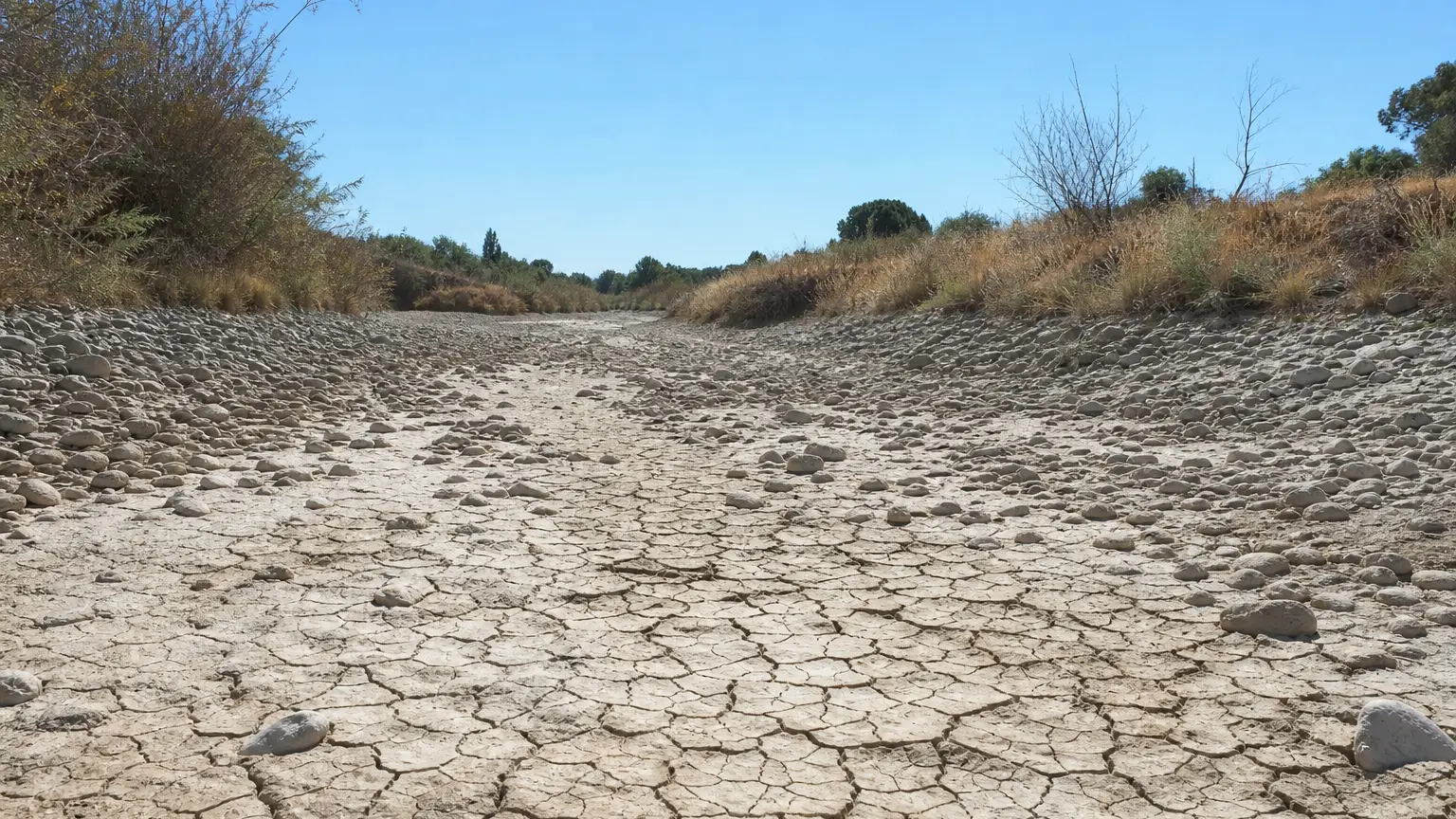 Sécheresse août 2026 : 77 départements en crise, quel impact sur l&rsquo;eau potable ?